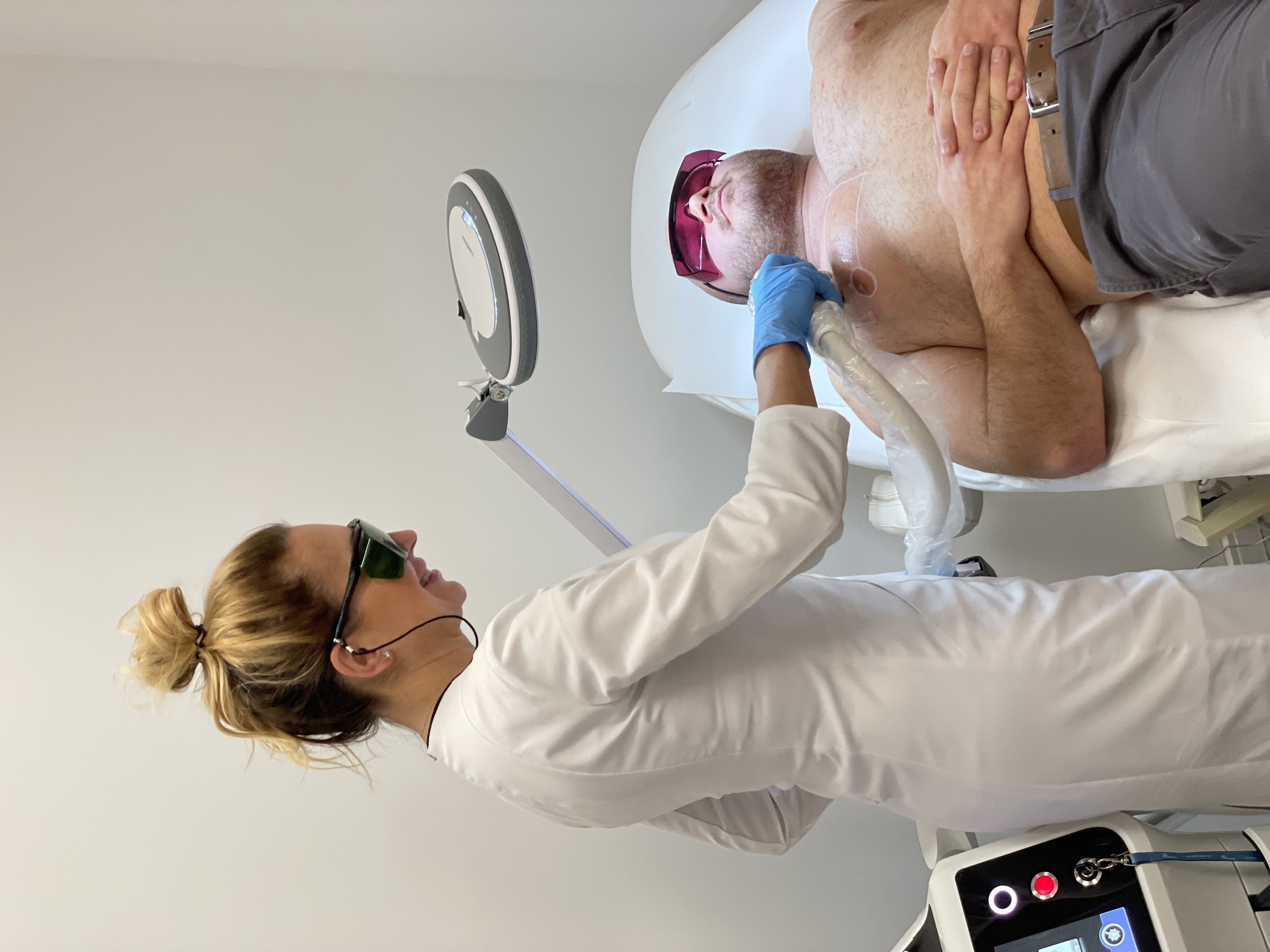 Behandlungsraum mit Diodenlaser im Institut